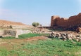 بئر القموص في (أبو جفان) ويظهر جانب من قصر الملك عبدالعزيز الذي بني بعد دخول الملك عبد العزيز الأحساء